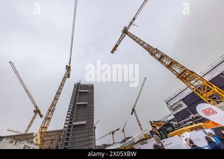 Tage der offenen Baustelle am neuen Hauptbahnhof, Milliardenprojekt Stuttgart 21. Bahnhofsturm und Bonatzbau, Baukräne. // 01.04.2024, Stoccarda, Baden-Württemberg, Deutschland, Europa *** il cantiere è aperto nei giorni della nuova stazione ferroviaria centrale, nella torre della stazione di Stoccarda 21 miliardi di euro e nel progetto Bonatzbau, gru da costruzione 01 04 2024, Stoccarda, Baden Württemberg, Germania, Europa Foto Stock