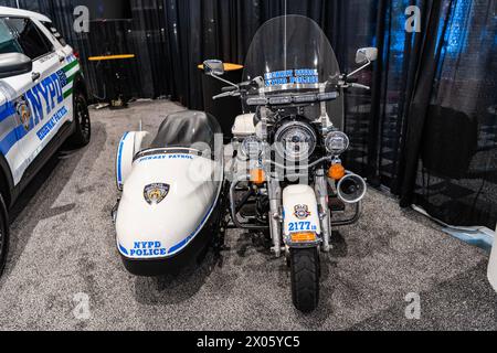 New York City, USA - 27 marzo 2024: Moto Harley Davidson polizia della polizia di New York al New York International Auto Show, vista frontale Foto Stock