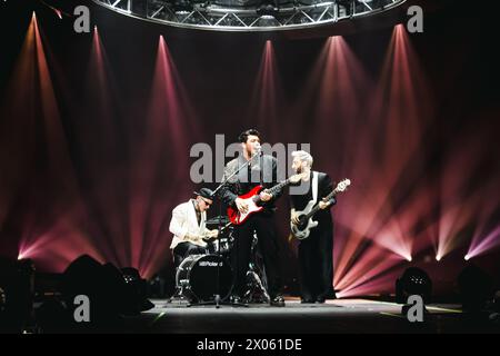 Milano, Italia. 3 aprile 2024. Antonio Alex Stash Fiordispino, Alex Fiordispino e Dario Iaculli dei Kolors si esibiscono dal vivo al Forum Assago di Milano, il 3 aprile 2024. (Foto di Alessandro Bremec/NurPhoto) credito: NurPhoto SRL/Alamy Live News Foto Stock