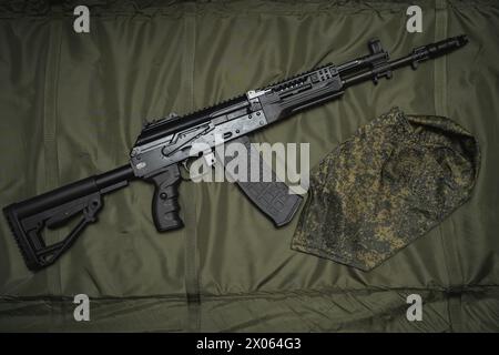 Armi da fuoco militari, moderno fucile d'assalto russo ak 12 e balaclava. Foto Stock