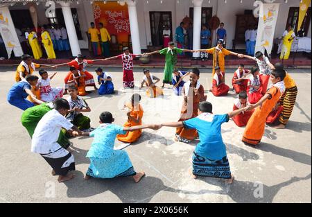 Colombo, Sri Lanka. 9 aprile 2024. I bambini si esibiscono in danze popolari tradizionali per il Capodanno Sinhala e Tamil, un festival tradizionale da osservare il prossimo fine settimana, in una scuola a Colombo, Sri Lanka, il 9 aprile 2024. Crediti: Ajith Perera/Xinhua/Alamy Live News Foto Stock