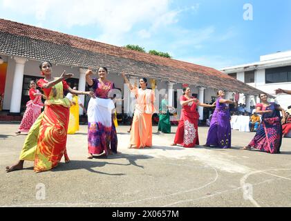 Colombo, Sri Lanka. 9 aprile 2024. Gli insegnanti eseguono danze popolari tradizionali per il Capodanno Sinhala e Tamil, un festival tradizionale da osservare il prossimo fine settimana, in una scuola a Colombo, Sri Lanka, il 9 aprile 2024. Crediti: Ajith Perera/Xinhua/Alamy Live News Foto Stock