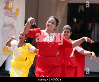 Colombo, Sri Lanka. 9 aprile 2024. Gli insegnanti eseguono danze popolari tradizionali per il Capodanno Sinhala e Tamil, un festival tradizionale da osservare il prossimo fine settimana, in una scuola a Colombo, Sri Lanka, il 9 aprile 2024. Crediti: Ajith Perera/Xinhua/Alamy Live News Foto Stock