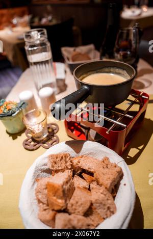 Ambiente accogliente con fonduta con pane integrale e wineglass Foto Stock