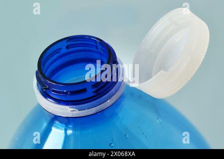 Primo piano del tappo fissato al collo della bottiglia di plastica Foto Stock