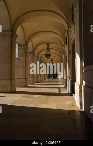 Corridoio ad arco che circonda la Praca do Comercio a Lisbona, Portogallo Foto Stock