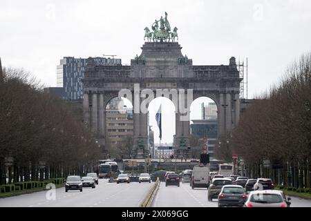 Avenue de Tervueren / Tervurenlaan e Arc du Cinquantenaire / Triomfboog van het Jubelpark (Arco del Cinquantenario) a Parc du Cinquantenaire / Jubelpar Foto Stock