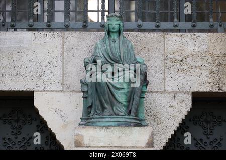 Berlino, Germania. 10 aprile 2024. Vista della scultura della dea romana della giustizia e del sistema giuridico, Justitia, all'ingresso del tribunale distrettuale di Berlino su Tegeler Weg. Credito: Joerg Carstensen/dpa/Alamy Live News Foto Stock