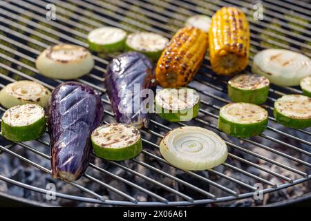 varie verdure grigliate su un grill Foto Stock