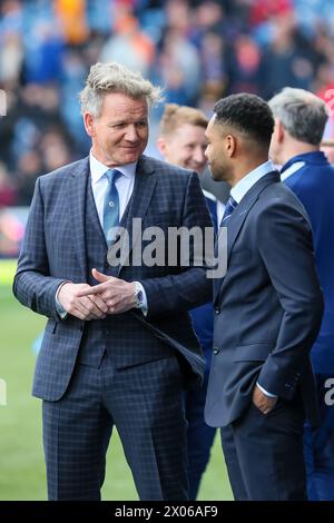 GORDON RAMSAY, famoso chef, ha fotografato alla sua presenza allo stadio Ibrox per la partita di calcio Rangers vs Celtic in conversazione con PEREIRA da Foto Stock