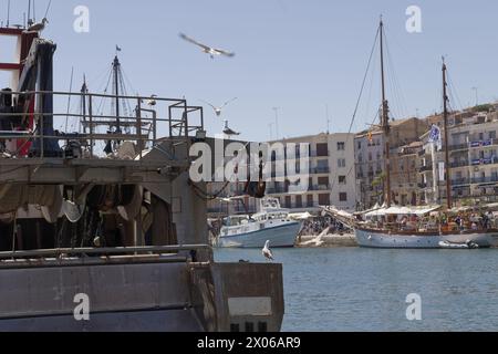 Sete, Francia. 16 aprile 2022. Barche da pesca ormeggiate al molo durante l'Escale à Sete, il primo incontro marittimo a set, in Francia Foto Stock