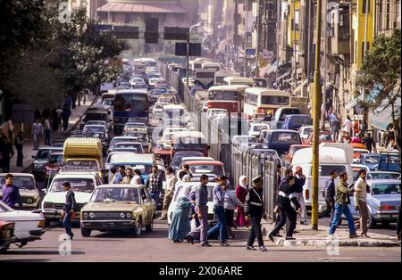 Egitto, traffico pesante durante l'ora di punta nella capitale il Cairo. Foto Stock