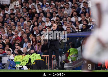 Madrid, Spagna. 09 aprile 2024. Josep "Pep" Guardiola, il capo allenatore del Manchester City, guarda durante i quarti di finale di UEFA Champions League 2023/2024 partita di andata tra il Real Madrid CF e il Manchester City allo stadio Santiago Bernabeu. Punteggio finale: Real Madrid CF 3:3 Manchester City credito: SOPA Images Limited/Alamy Live News Foto Stock