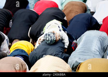 Roma, Italia. 10 aprile 2024. La comunità islamica di Roma festeggia la fine del Ramadan nelle piazza della città - Cronaca - Roma, Italia - Mercoledì, 10 aprile 2024 (foto Cecilia Fabiano/LaPresse) Eid Mubarak a Roma, la comunità musulmana prega insieme in molte piazze per la fine del Ramadan - News - Roma, Italia - mercoledì 10 aprile 2024 (foto Cecilia Fabiano/LaPresse) credito: LaPresse/Alamy Live News Foto Stock