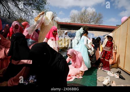 Roma, Italia. 10 aprile 2024. La comunità islamica di Roma festeggia la fine del Ramadan nelle piazza della città - Cronaca - Roma, Italia - Mercoledì, 10 aprile 2024 (foto Cecilia Fabiano/LaPresse) Eid Mubarak a Roma, la comunità musulmana prega insieme in molte piazze per la fine del Ramadan - News - Roma, Italia - mercoledì 10 aprile 2024 (foto Cecilia Fabiano/LaPresse) credito: LaPresse/Alamy Live News Foto Stock