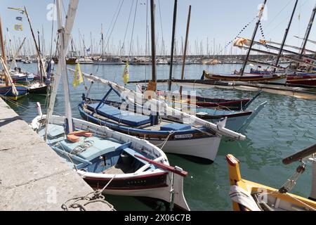 Sete, Francia. 16 aprile 2022. Vele latee ormeggiate durante l'Escale à Sete, il primo incontro marittimo a Sete, in Francia Foto Stock