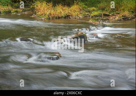 Fiume Barle che scorre sui massi di Shircombe Slade nell'Exmoor National Park, Somerset, Inghilterra, Regno Unito. Foto Stock