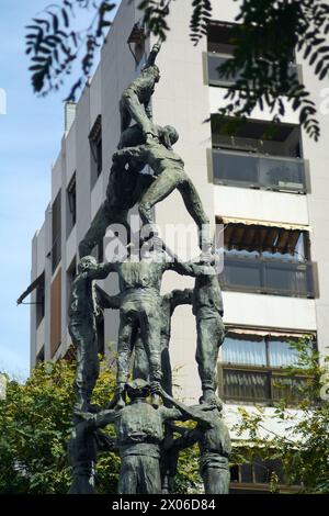 Tarragona, Spagna - 8 aprile 2024: Immagine di una scultura di castellers a Tarragona, che mostra la tradizione catalana delle torri umane contro il dorso Foto Stock