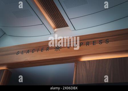 Lussuoso pannello in legno Glacier Express e soffitto dal design moderno con interni esclusivi Foto Stock