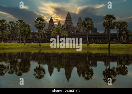 Splendida alba con cielo colorato ad Angkor Wat in Cambogia Foto Stock