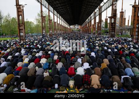 Torino, Italia. 10 aprile 2024. I membri della comunità musulmana pregano nel Parco Dora come parte delle celebrazioni di Eid al-Fitr. EID al-Fitr è celebrato dai musulmani in tutto il mondo perché segna la fine del mese del Ramadan. Crediti: Nicolò campo/Alamy Live News Foto Stock