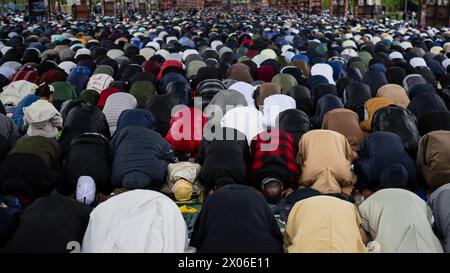 Torino, Italia. 10 aprile 2024. I membri della comunità musulmana pregano nel Parco Dora come parte delle celebrazioni di Eid al-Fitr. EID al-Fitr è celebrato dai musulmani in tutto il mondo perché segna la fine del mese del Ramadan. Crediti: Nicolò campo/Alamy Live News Foto Stock