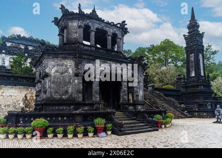 Santuario pavilion di Imperial Khai Dinh tomba in tinta, Vietnam Foto Stock