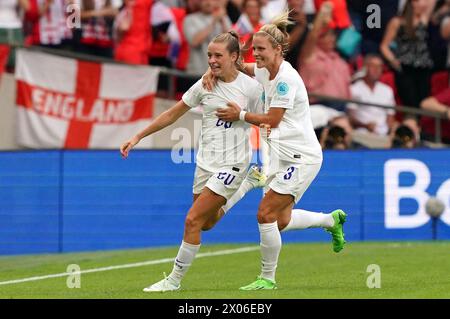 La foto del file del 31/07/22, dell'inglese Ella Toone (a sinistra), celebra con Rachel Daly dopo aver segnato il primo gol della squadra durante la finale di UEFA Women's Euro 2022 allo stadio Wembley di Londra. L'attaccante dell'Aston Villa Rachel Daly ha annunciato il suo ritiro dal calcio internazionale. Daly ha fatto parte della squadra vincitrice del Campionato europeo delle Lionesses nel 2022, dove ha iniziato ogni partita del torneo. Data di pubblicazione: Mercoledì 10 aprile 2024. Foto Stock