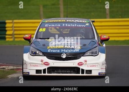 Dalton on Tees, 10 aprile 2024. Mikey Doble alla guida di una Vauxhall Astra per Evans Halshaw Power Maxed Racing durante una giornata di test BTCC al Croft Circuit. Crediti: Colin Edwards/Alamy Live News Foto Stock