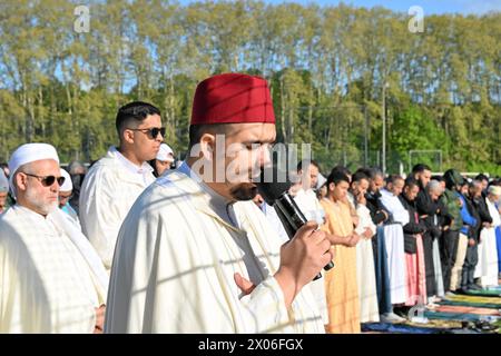 Montpellier, Francia. 10 aprile 2024. © PHOTOPQR/LE MIDI LIBRE/JEAN-MICHEL MART ; MONTPELLIER ; 10/04/2024 ; MONTPELLIER/STADE ANNEX DE LA MOSSON/GRANDE PRIERE DE LA fin DU RAMADAN/AID EL FITR /IMAM MUSTAPHA EL KOUSINI - FRANCIA, MONTPELLIER APRILE 102024 fine del mese sacro digiuno musulmano del Ramadan credito: MAXPPP/Alamy Live News Foto Stock