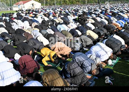 Montpellier, Francia. 10 aprile 2024. © PHOTOPQR/LE MIDI LIBRE/JEAN-MICHEL MART ; MONTPELLIER ; 10/04/2024 ; MONTPELLIER/STADE ANNEX DE LA MOSSON/GRANDE PRIERE DE LA fin DU RAMADAN/AID EL FITR /FOULE - FRANCIA, MONTPELLIER APRILE 102024 la fine del mese sacro digiuno musulmano del Ramadan credito: MAXPPP/Alamy Live News Foto Stock