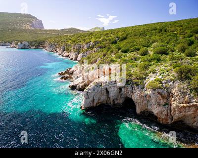 promontorio roccioso con pittoreschi sentieri escursionistici, punti di immersione e grotte con siti archeologici a Capo caccia - Sardegna, Italia Foto Stock