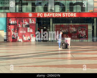 Il negozio FC Bayern della squadra di calcio FC Bayern Muenchen presso l'aeroporto Franz-Joseph-Strauss il 23 marzo 2024 a Monaco di Baviera, Hallbergmoos, Germania. Fotografo: Immagini ddp/immagini a stella Foto Stock