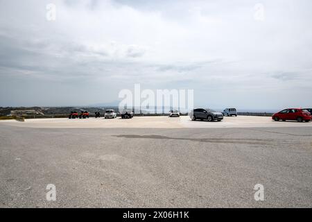 Kos, Grecia - 11 maggio 2023: Parcheggio con vista sul mare nel centro di Kefalos. Kos, Grecia Foto Stock