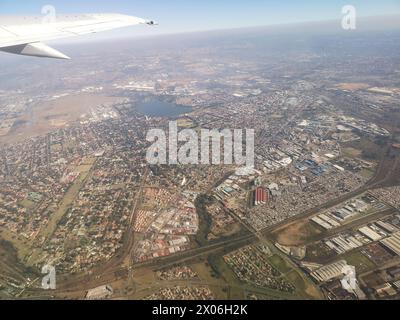 Veduta areale di Germiston, conosciuta anche come kwaDukathole nella regione del Rand orientale di Gauteng, Sudafrica. Rand Airport 9in alto a sinistra), Victoria Lake (Centre Top) e Germiston Stadium (ex Herman Immelman Stadium Foto Stock