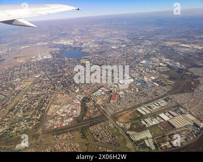 Veduta areale di Germiston, conosciuta anche come kwaDukathole nella regione del Rand orientale di Gauteng, Sudafrica. Rand Airport 9in alto a sinistra), Victoria Lake (Centre Top) e Germiston Stadium (ex Herman Immelman Stadium Foto Stock