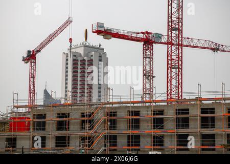 Lipsia, Germania. 09 aprile 2024. Tre gru si trovano nel cantiere di Krystallpalast. Un nuovo complesso di edifici composto da quattro edifici a 4-6 piani e un cortile pubblico e' stato costruito su un terreno di circa 18.000 metri quadrati vicino al centro citta'. Crediti: Jan Woitas/dpa/Alamy Live News Foto Stock