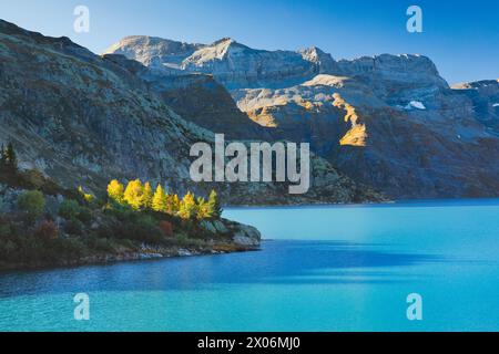 Bacino idrico di LAC d'Emosson con PIC de Teneverge in autunno, Svizzera, Vallese, Unterwallis Foto Stock