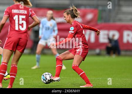 Viborg, Danimarca. 09 aprile 2024. Caroline Moller (17) della Danimarca, nella foto di martedì 9 aprile 2024 a Viborg, durante una partita di calcio tra le squadre nazionali femminili di Danimarca e Belgio, chiamata The Red Flames, la seconda partita del gruppo A2 nella fase di campionato della UEFA Women's European Qualifiers 2023-24, Danimarca . Crediti: Sportpix/Alamy Live News Foto Stock