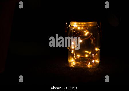 Cerchi di luce sfocati su sfondo scuro in un vaso Foto Stock