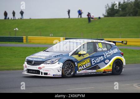 Dalton on Tees, 10 aprile 2024. Árón Taylor-Smith alla guida di una Vauxhall Astra per Evans Halshaw Power Maxed Racing durante una giornata di test BTCC al Croft Circuit. Crediti: Colin Edwards/Alamy Live News Foto Stock