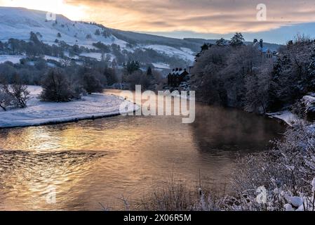 Snowy scene North Wales on the river Dee at Carrog near Llangollen. Foto Stock