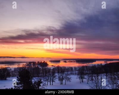 Le cime delle montagne si illuminano al tramonto. La quiete della natura catturata. Trasforma il tuo spazio con queste splendide fotografie, ora in vendita. Foto Stock