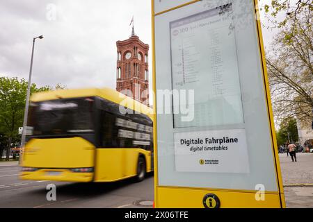 Berlino, Germania. 10 aprile 2024. Alla fermata dell'autobus di Rotes Rathaus è stata installata una colonna luminosa digitale di BVG. Invece degli orari e delle informazioni su carta, i display forniscono ora informazioni sugli orari di partenza. Un totale di 80 pilastri andranno online quest'anno. Credito: Joerg Carstensen/dpa/Alamy Live News Foto Stock