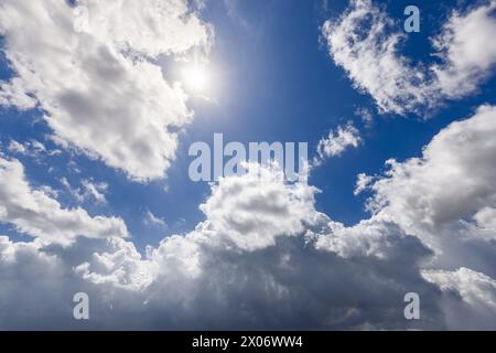 Cielo perfetto per sfondi o miglioramenti creativi, questo cielo presenta nuvole cumulus dinamiche che offrono contrasto e profondità a fronte di un blu brillante Foto Stock