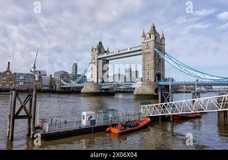 Tower Bridge che collega la City di Londra e Tower Hamlets a Southwark visto dal Tower Bridge Quay, Londra. Architetto: Horace Jones 1894 Foto Stock