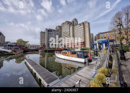 Tower Hotel e barche nel porticciolo di St Kathrine's Dock con negozi, caffetterie, ristoranti ed edifici residenziali sul Tamigi a Tower Hamlets, Londra. Foto Stock