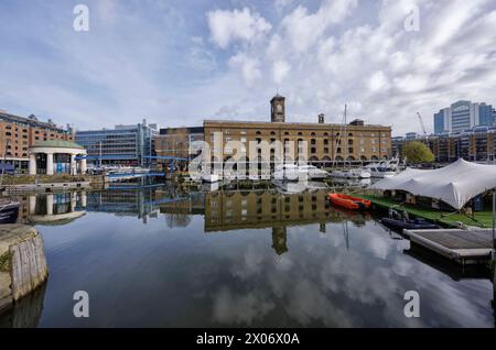 Barche nel porticciolo di St Kathrine's Dock. Indietro: Ivory House e hotel, negozi, caffetterie, ristoranti, residenziali sul Tamigi a Tower Hamlets, Londra. Foto Stock