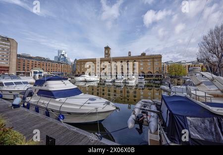 Barche nel porticciolo di St Kathrine's Dock. Indietro: Ivory House e hotel, negozi, caffetterie, ristoranti, residenziali sul Tamigi a Tower Hamlets, Londra. Foto Stock