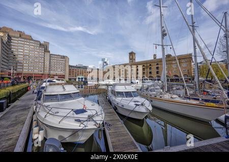 Barche nel porticciolo di St Kathrine's Dock. Indietro: Ivory House e hotel, negozi, caffetterie, ristoranti, residenziali sul Tamigi a Tower Hamlets, Londra. Foto Stock